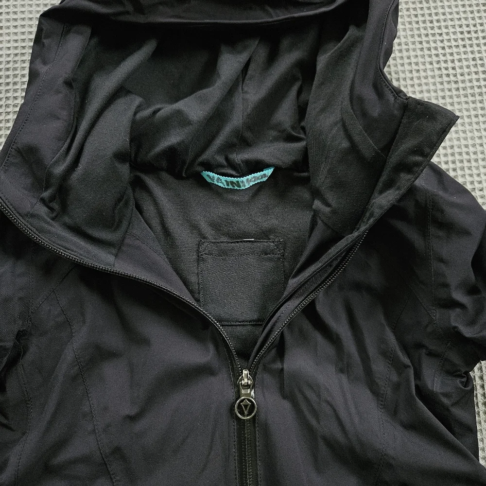 Ivivva Lululemon Girl's Black Raincoat Sz 6 - Picture 2 of 9